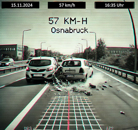Dashcam Aufnahme bei einem Auffahrunfall mit schlechter Kameraauflösung