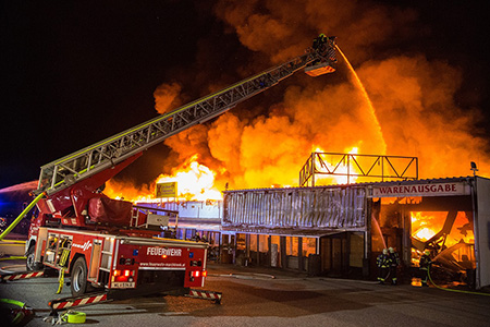 Brand Feuer Firma Lagerhalle